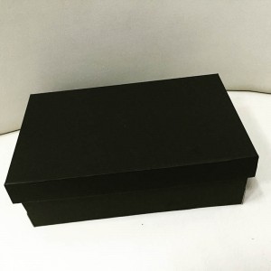 Черная картонная обувная коробка